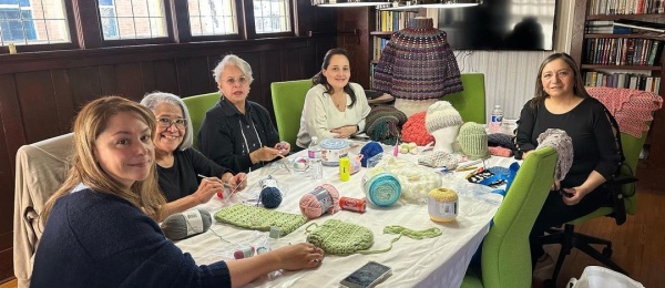 Consulado de Colombia en Calgary ofreció taller de tejido en croché